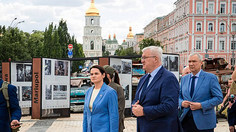 Sviatlana Tsikhanouskaya visitou o Muro da Memória, em Kiev, com o líder da diplomacia ucraniana, Andrii Sybiha. 