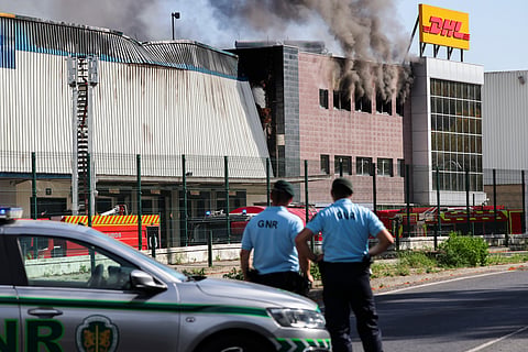 Um bombeiro ferido num incêndio em Vialonga. Armazém da DHL tomado pelas chamas