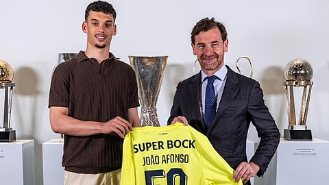 O guarda-redes João Afonso e o presidente do FC Porto, André Villas-Boas 