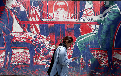 Mural em Teerão, crítico dos EUA, que representa as negociações que estão a decorrer com o Irão.