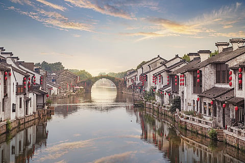 Localizada em Wuxi, a Ponte Qingming, de pedra e em arco, tem mais de 400 anos de história. Segundo  a tradição, o músico cego Abing costumava tocar erhu junto à ponte.