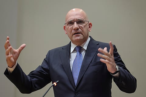 "Passos Coelho é fortemente idealista e acredita, como todos os providencialistas, que o país saberá onde o encontrar quando precisar de alguém que não seja como os outros. Como Salazar, quando esperou em Coimbra que o fossem buscar."