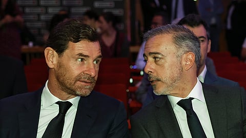 André Villas-Boas, presidente do FC Porto, em conversa com Pedro Duarte (D), presidente da Câmara Municipal do Porto, durante o Festival ECO, que assinala o 10.º aniversário do jornal