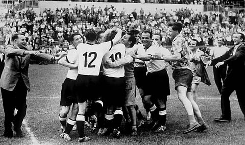 Jogadores da Alemanha celebram vitória contra Hungria no "Milagre de Berna".