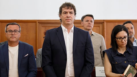 David Sánchez (ao centro) e outros dez arguidos começaram a ser julgados em Badajoz. 