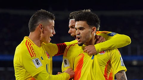 James Rodríguez passa testemunho a Luis Díaz.