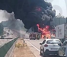Incêndio em pesado de mercadorias obriga ao corte do trânsito na A1 na Feira