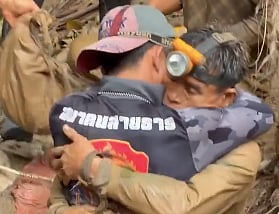 Equipas de resgate retiram quatro pessoas que estavam presas numa gruta em Laos há mais de uma semana (COM VÍDEO)