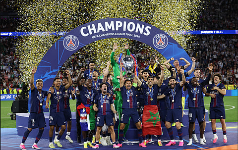 Jogadores do PSG levantam a taça pelo segundo ano consecutivo
