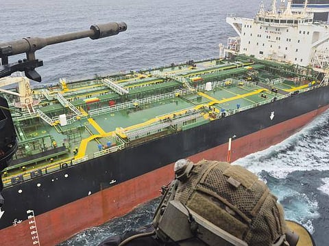 França aborda petroleiro ligado à Rússia. É "inaceitável" que navios contornem sanções, diz Macron (Com vídeo)