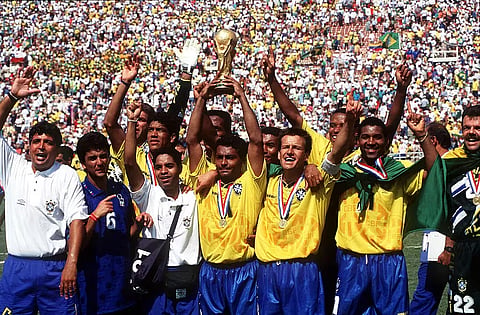 Romário, com a taça, foi o grande personagem brasileiro daquele Mundial. 