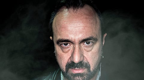 Fernando Ribeiro, o vocalista dos Moonspell, é lienciado em Filosofia pela Faculdade de Ciências Sociais e Humanas da Uiversidade Nova de Lisboa.