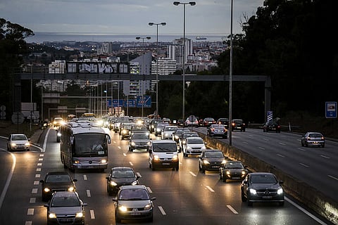 O carro individual é o grande vilão, sendo responsável por 60% da poluição do setor dos transportes. Mas o parque automóvel terá aumentado nos últimos anos, em parte, devido à crise da habitação. 