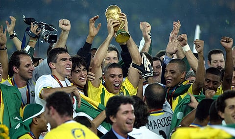 Ronaldo com o troféu do Mundial 2002: corte do cabelo peculiar do craque ficou para a história. 