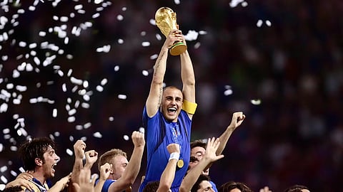 Cannavaro com o troféu do Mundial de 2006. 