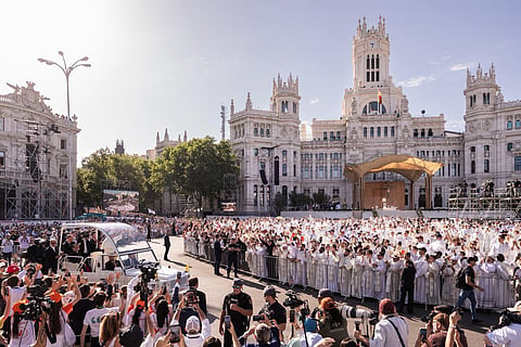 Leão XIV no papamóvel, à chegada à praça de Cibeles.