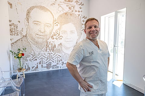 Ricardo Silva Marques diante do retrato dos avós, obra feita por Vhils.