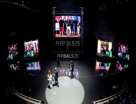 Plano geral do palco no momento da entrega dos troféus.