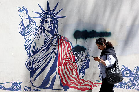 Um mural com a estátua da liberdade em Teerão.