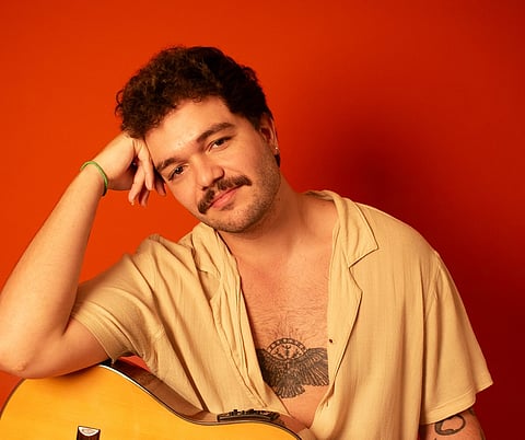 O artista carioca Jônatas Belgrande. 