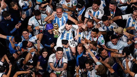 Lionel Messi erguido por seus companheiros após o título do Mundial 2026. 