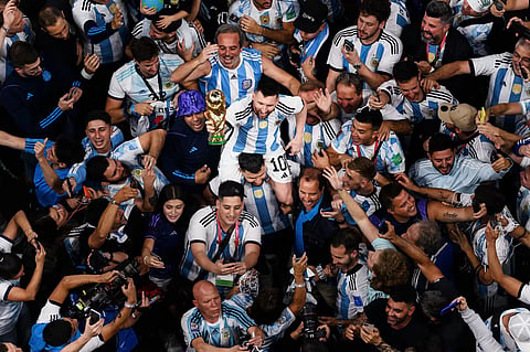Lionel Messi erguido por seus companheiros após o título do Mundial 2026. 