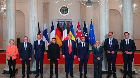 Foto de grupo com Ursula von der Leyen, Keir Starmer, Alexander Stubb, Volodymyr Zelensky, Donald Trump, Emmanuel Macron, Giorgia Meloni, Friedrich Merz e Mark Rutte numa visita à Casa Branca em agosto de 2025.