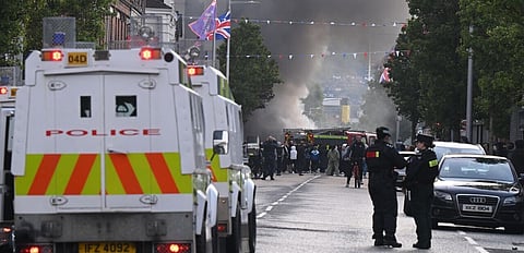 Segunda noite de protestos violentos em Belfast após esfaqueamento de morador por um imigrante