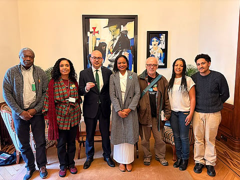 Foto da entrega da proposta no Parlamento.