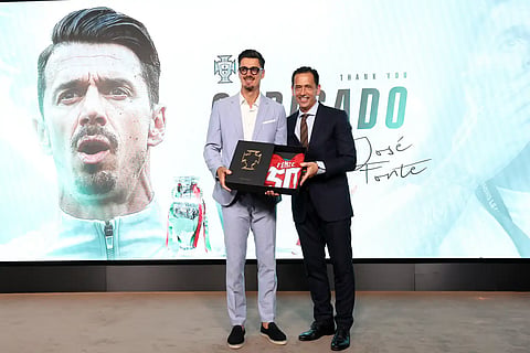 A distinção assinalou um trajeto de mais de duas décadas no futebol profissional.