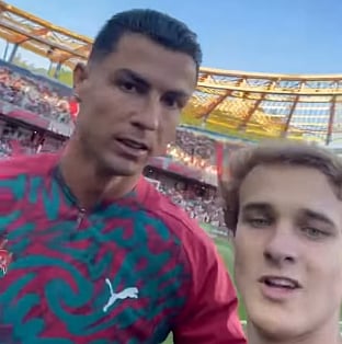 Jovem invade relvado e filma o momento em que chega a Ronaldo e... leva reprimenda do capitão da seleção
