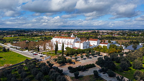 Vista aérea do Convento do Espinheiro, em Évora. 