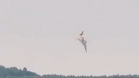 Bombardeiro russo cai na Sibéria durante treino militar (veja os vídeos)