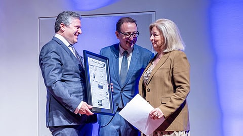 Leonor Beleza recebe um quadro com a primeira página do jornal do dia em que nasceu.