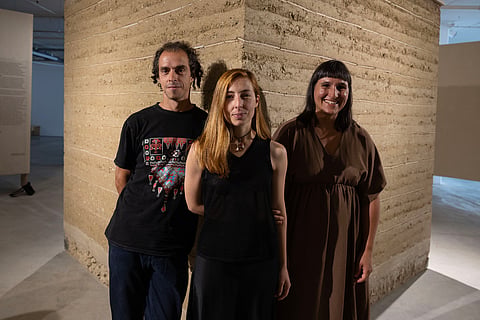 A curadora da exposição 'Terra Crua', Madalena Vidigal, ladeada por Nuno Vasconcelos do atelier DOING.pt e Tânia Teixeira do CRU atelier.