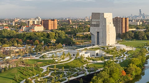 O "Obamalisk", como alguns lhe chamam, acolhe o museu e é o foco do complexo do Centro Presidencial Obama.
