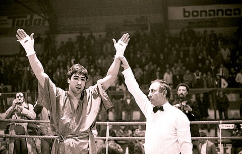 Eddy Mello consagrado como vencedor do combate. O luso-canadiano, nascido nos Açores, resolveu tudo logo no primeiro assalto.