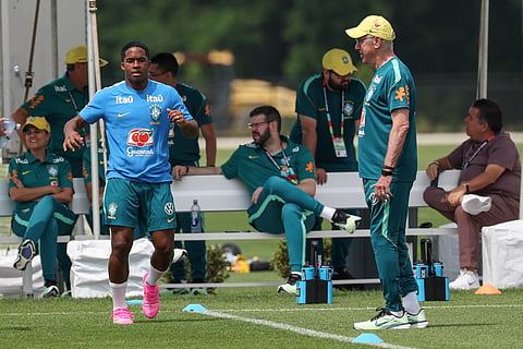 Carlo Ancelotti e Endrick no treino da seleção brasileira em Morristown, em Nova Jersey.