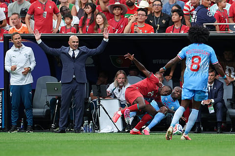 Roberto Martínez reclama de falta em Nuno Mendes durante o empate com o Congo na estreia do Mundial 2026. 