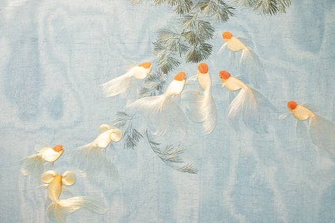 Peça de bordado de Suzhou com peixes-dourados e ramos de pinheiro, símbolos de prosperidade e longevidade.