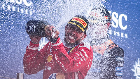 Lewis Hamilton voltou a abrir a garrafa de champanhe no pódio. Desde 1970 que nenhum piloto acima dos 40 anos o fazia.