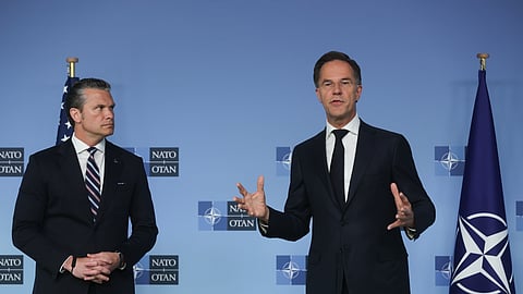 O secretário de Defesa dos EUA, Pete Hegseth, com o secretário-geral da NATO, Mark Rutte 