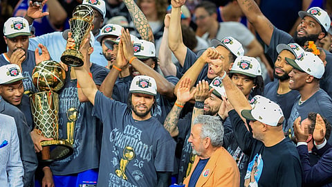 Brunson com o troféu de melhor jogador da final.
