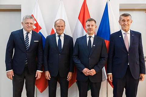 Robert Fico, Donald Tusk, Péter Magyar e Andrej Babis à margem do Conselho Europeu da semana passada. 