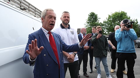 Nigel Farage com o candidato do Reform UK em Makerfield, que foi segundo.