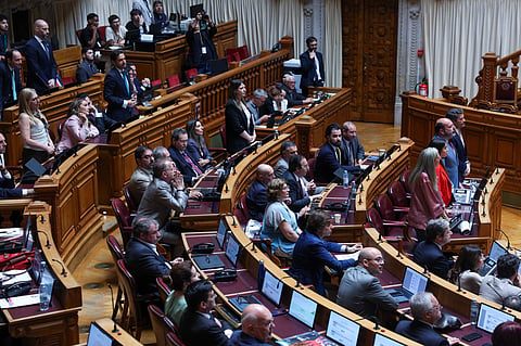 Poucos foram os deputados que se levantaram ao mesmo tempo que a primeira fila da bancada.