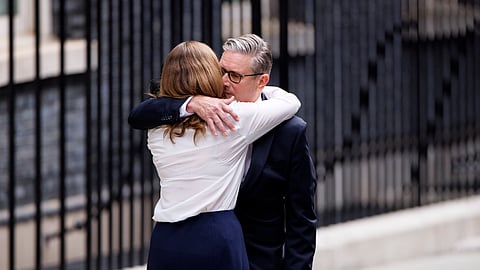 Starmer abraça  a mulher, Victoria, depois de anunciar  a demissão, tendo-se emocionado quando falou da família. 