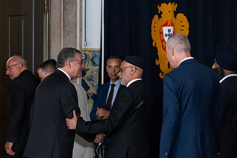 O Presidente da República, António José Seguro, cumprimenta o Imã da Mesquita Central de Lisboa, Sheik Munir, no final de um evento evocativo do Dia Nacional da Liberdade Religiosa e do Diálogo Inter-Religioso, com a presença de representantes da Comissão para a Liberdade Religiosa e representantes de Confissões Religiosas, no Palácio de Belém