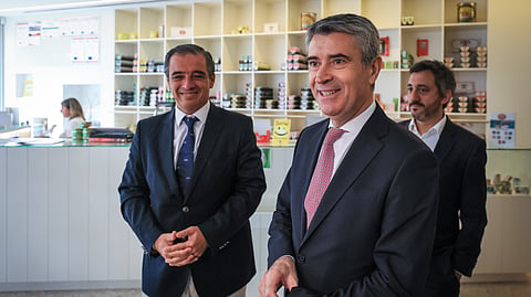 O secretário-geral do PS, José Luís Carneiro, visita empresa de conservas em Matosinhos