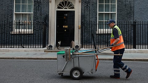 O gato Larry, que está no n.º 10 de Downing Street desde 2011, está à espera para saber quem vai ser o sétimo primeiro-ministro que vai conhecer.